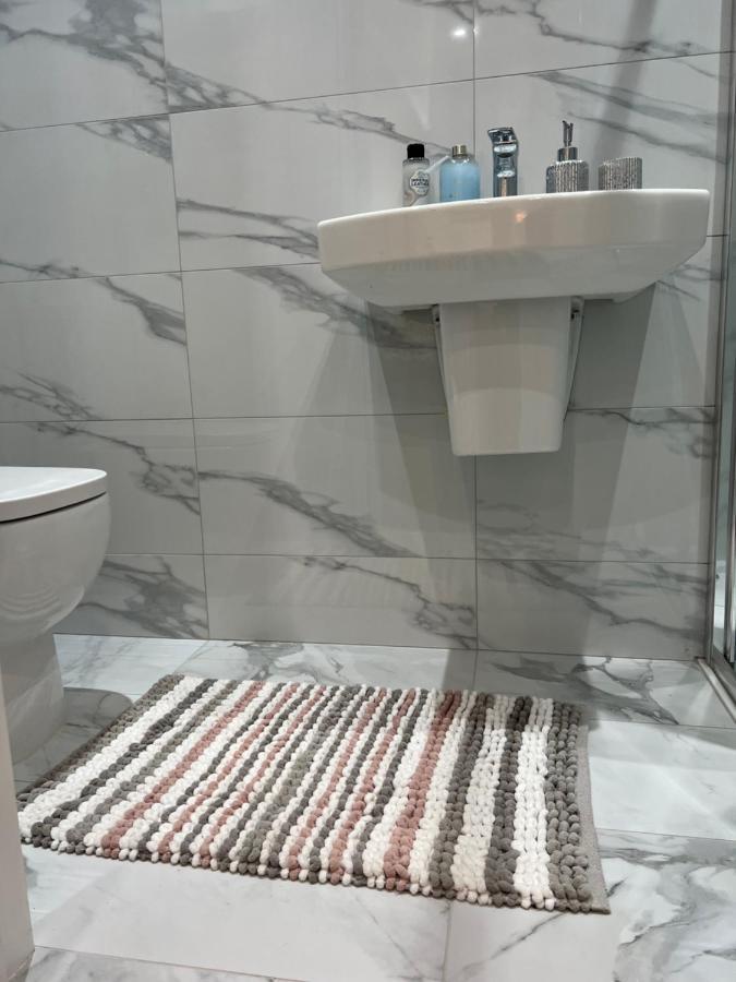 Hotel Grand Bleu - London - Next To Piccadilly Line Tube Station & Brand New Facilities Esterno foto