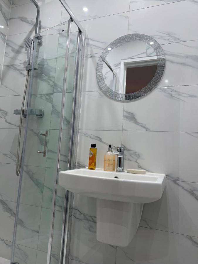 Hotel Grand Bleu - London - Next To Piccadilly Line Tube Station & Brand New Facilities Esterno foto