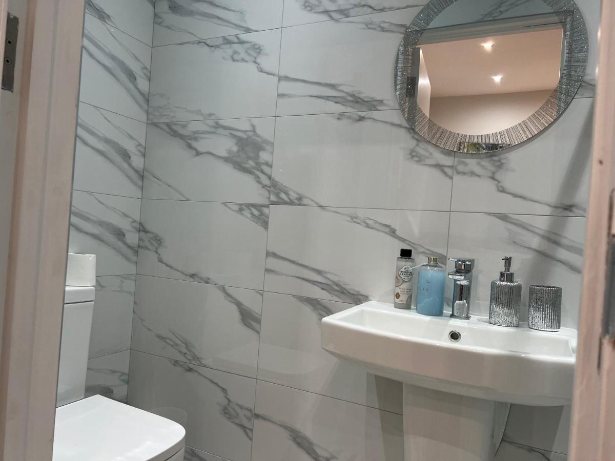 Hotel Grand Bleu - London - Next To Piccadilly Line Tube Station & Brand New Facilities Esterno foto
