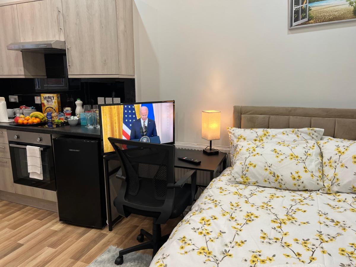 Hotel Grand Bleu - London - Next To Piccadilly Line Tube Station & Brand New Facilities Esterno foto