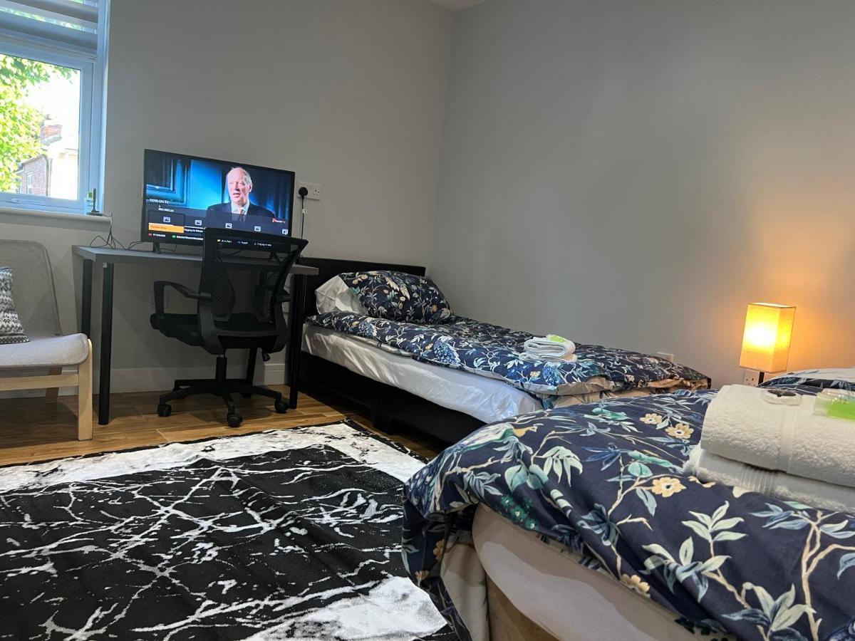 Hotel Grand Bleu - London - Next To Piccadilly Line Tube Station & Brand New Facilities Esterno foto