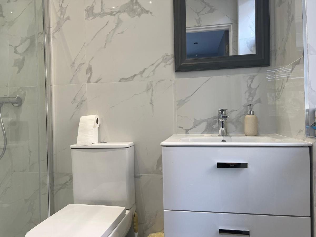 Hotel Grand Bleu - London - Next To Piccadilly Line Tube Station & Brand New Facilities Esterno foto