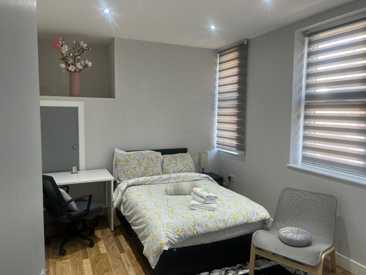 Hotel Grand Bleu - London - Next To Piccadilly Line Tube Station & Brand New Facilities Esterno foto