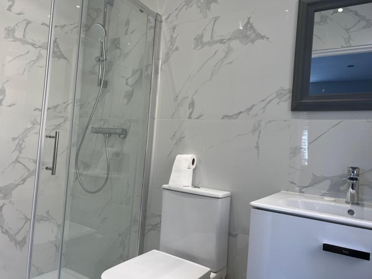 Hotel Grand Bleu - London - Next To Piccadilly Line Tube Station & Brand New Facilities Esterno foto