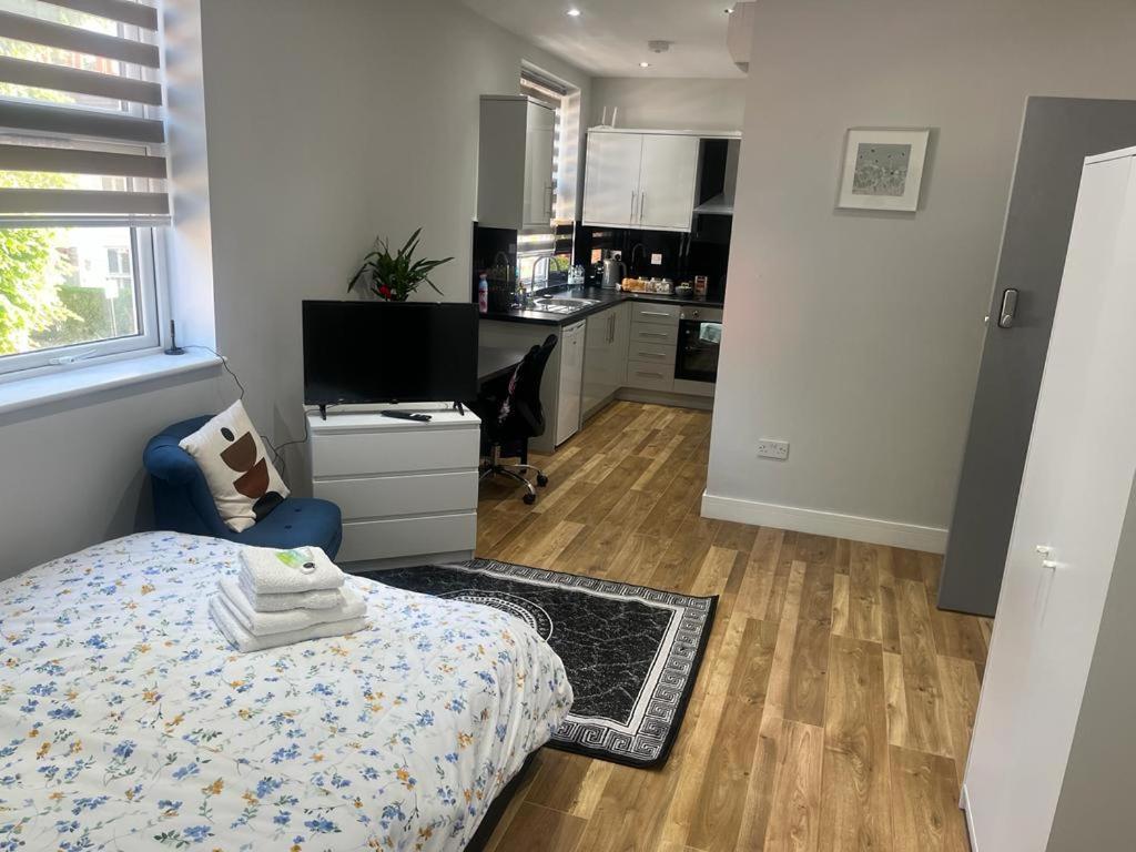 Hotel Grand Bleu - London - Next To Piccadilly Line Tube Station & Brand New Facilities Esterno foto